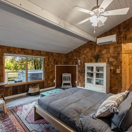 Riverside Log Cabin W Hot Tub Fire Pit Huge Deck Rileyville Екстериор снимка