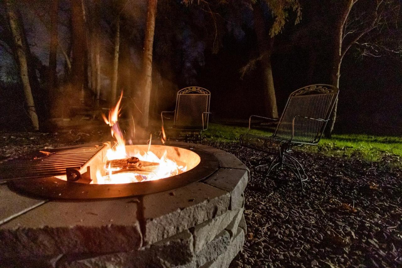 Riverside Log Cabin W Hot Tub Fire Pit Huge Deck Rileyville Екстериор снимка