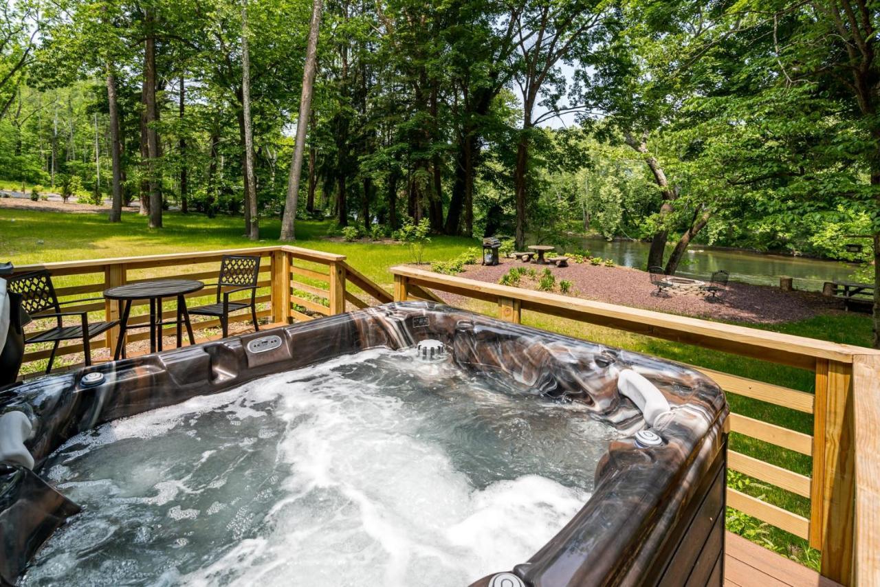 Riverside Log Cabin W Hot Tub Fire Pit Huge Deck Rileyville Екстериор снимка