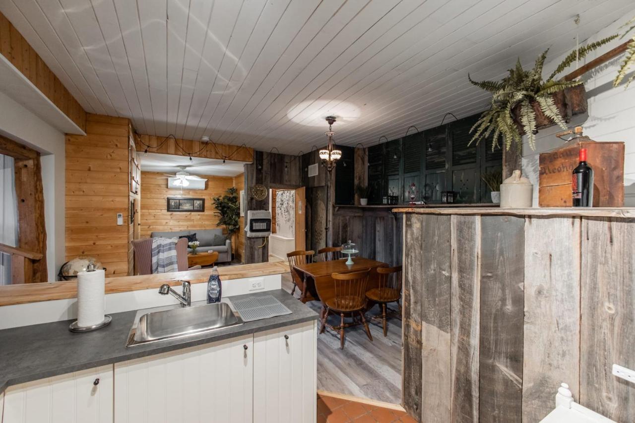 Riverside Log Cabin W Hot Tub Fire Pit Huge Deck Rileyville Екстериор снимка
