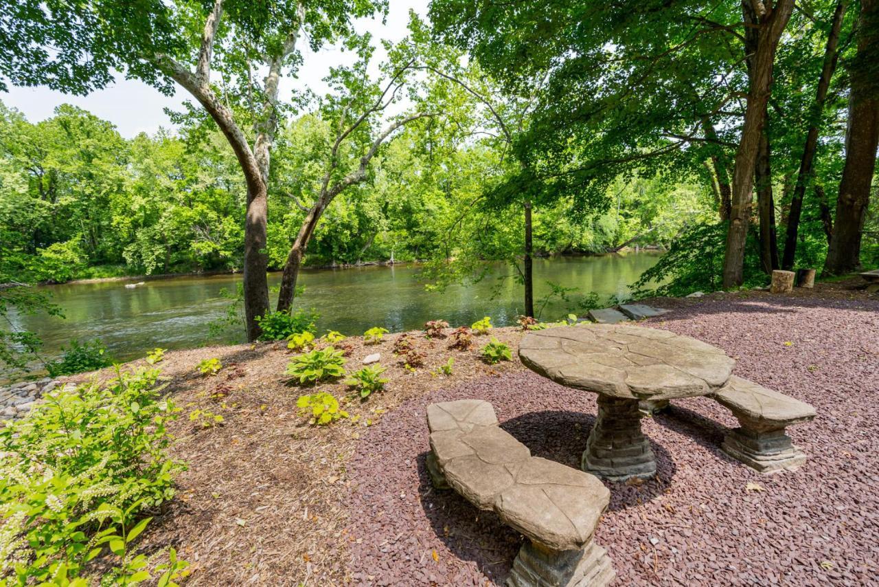 Riverside Log Cabin W Hot Tub Fire Pit Huge Deck Rileyville Екстериор снимка