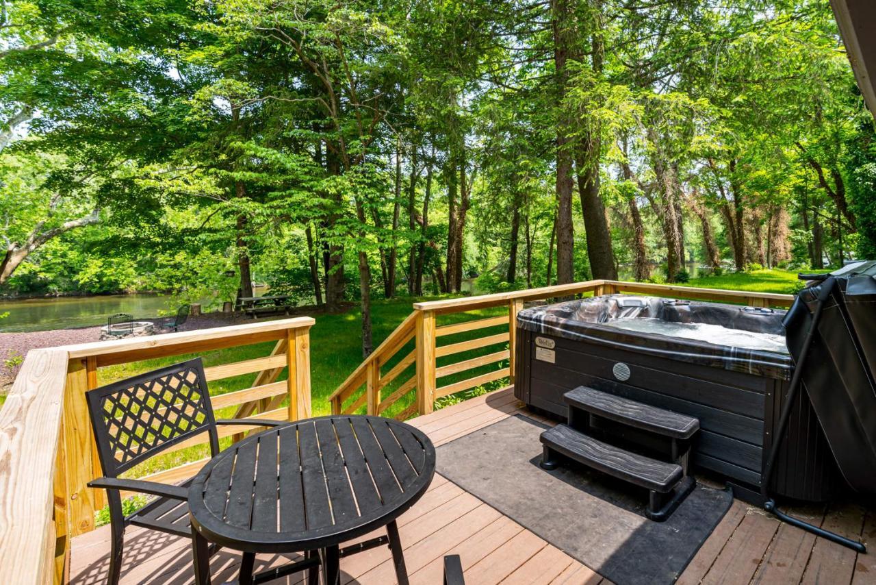 Riverside Log Cabin W Hot Tub Fire Pit Huge Deck Rileyville Екстериор снимка