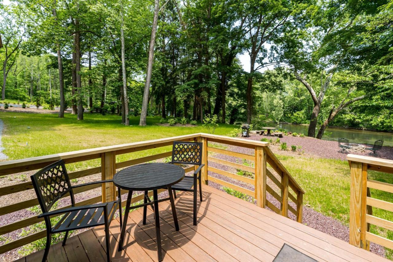 Riverside Log Cabin W Hot Tub Fire Pit Huge Deck Rileyville Екстериор снимка