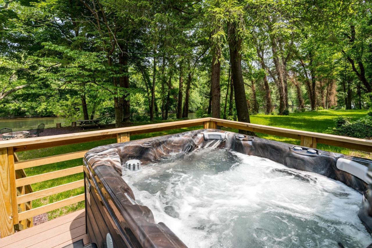 Riverside Log Cabin W Hot Tub Fire Pit Huge Deck Rileyville Екстериор снимка