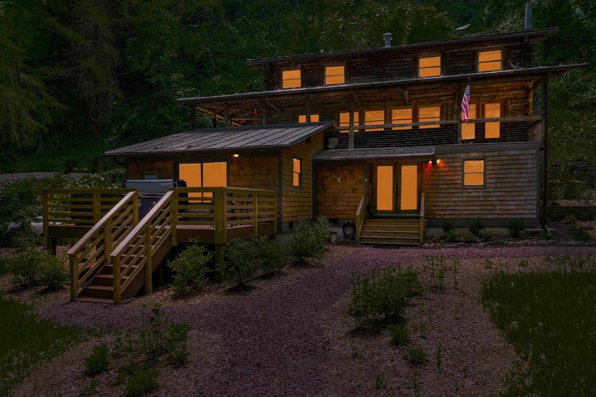 Riverside Log Cabin W Hot Tub Fire Pit Huge Deck Rileyville Екстериор снимка