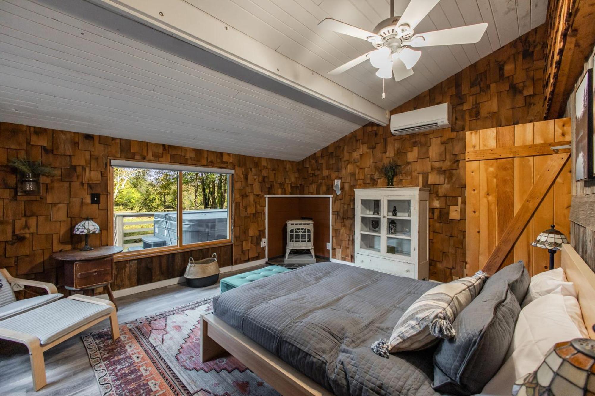 Riverside Log Cabin W Hot Tub Fire Pit Huge Deck Rileyville Екстериор снимка