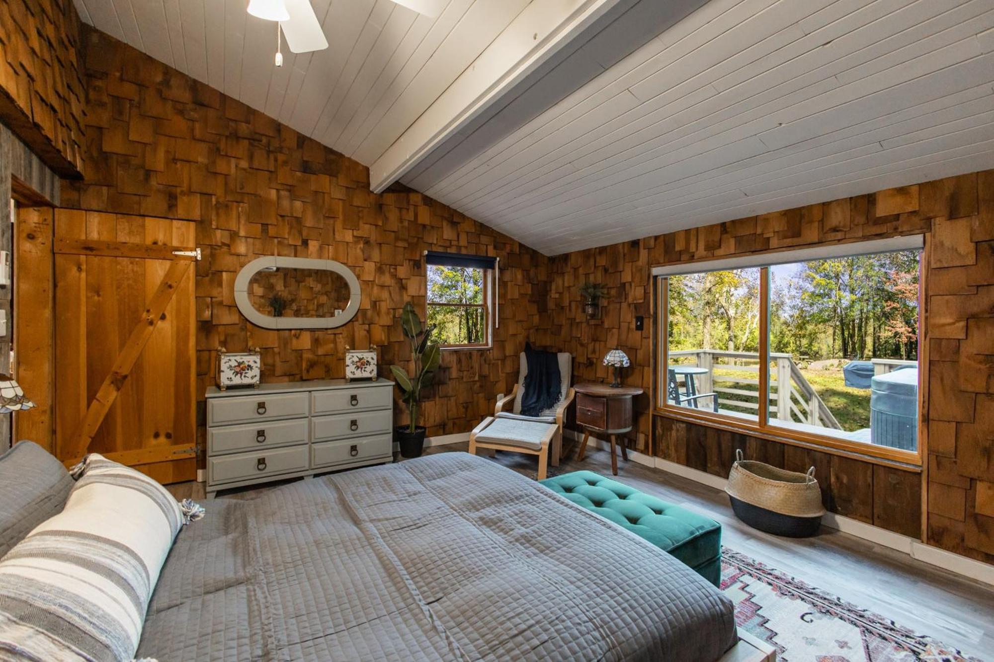 Riverside Log Cabin W Hot Tub Fire Pit Huge Deck Rileyville Екстериор снимка